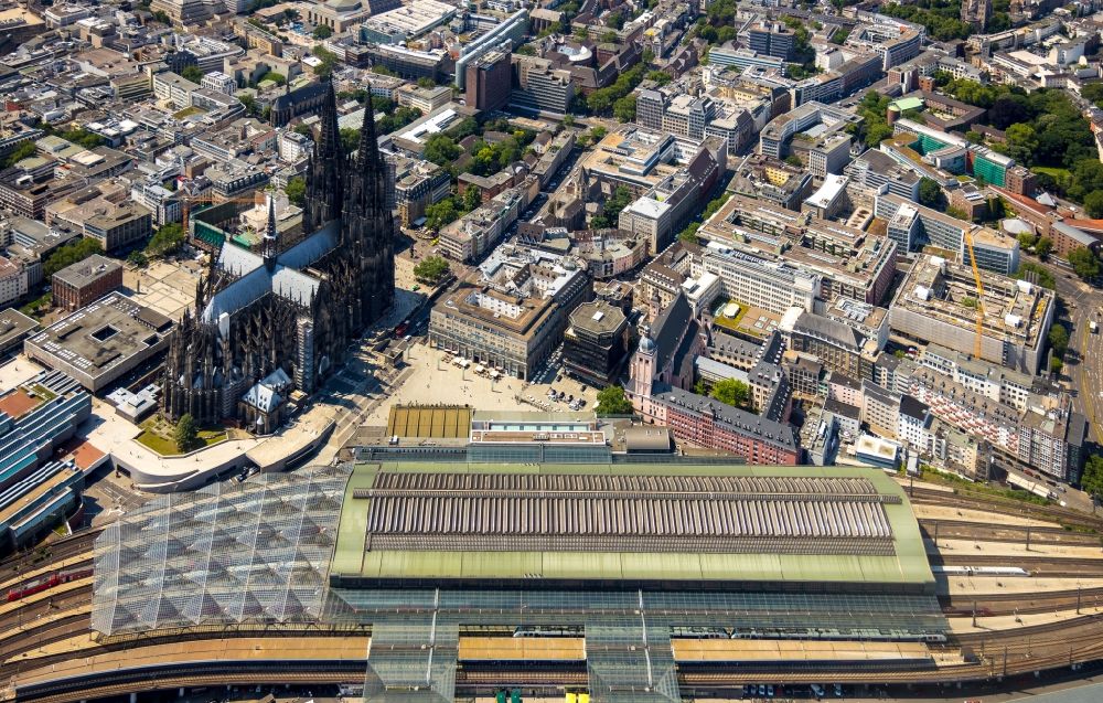 Köln from the bird's eye view: Track progress and building of the main station of the railway in the district Innenstadt in Cologne in the state North Rhine-Westphalia, Germany