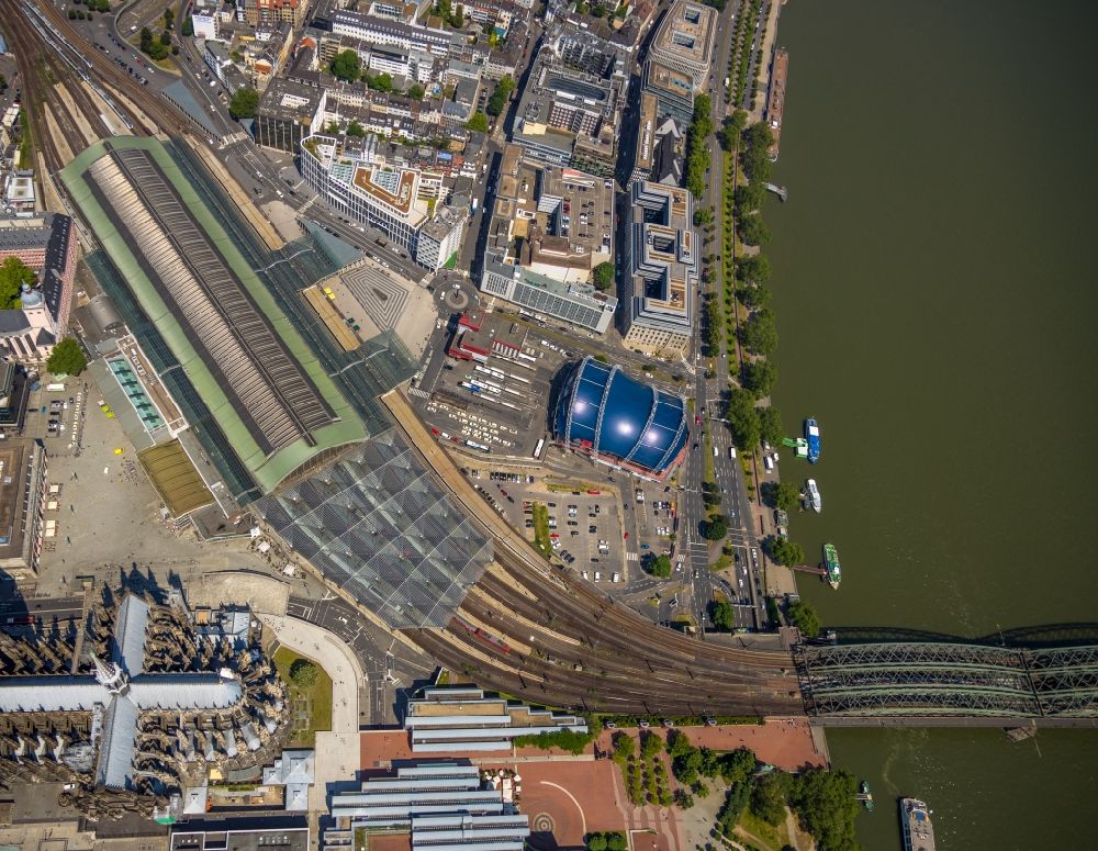 Aerial image Köln - Track progress and building of the main station of the railway in the district Innenstadt in Cologne in the state North Rhine-Westphalia, Germany