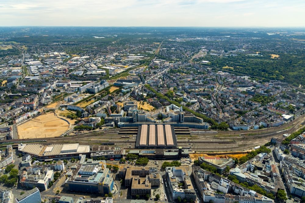Düsseldorf from above - Track progress and building of the main station of the railway in the district Oberbilk in Duesseldorf in the state North Rhine-Westphalia, Germany