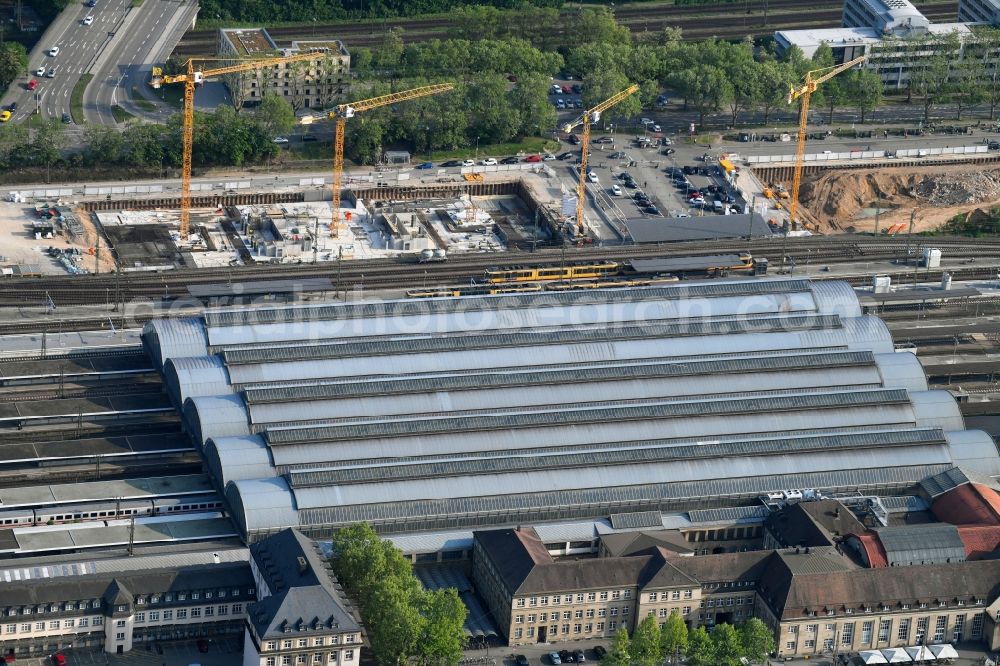 Aerial photograph Karlsruhe - Track progress and building of the main station of the railway in the district Suedweststadt in Karlsruhe in the state Baden-Wuerttemberg, Germany