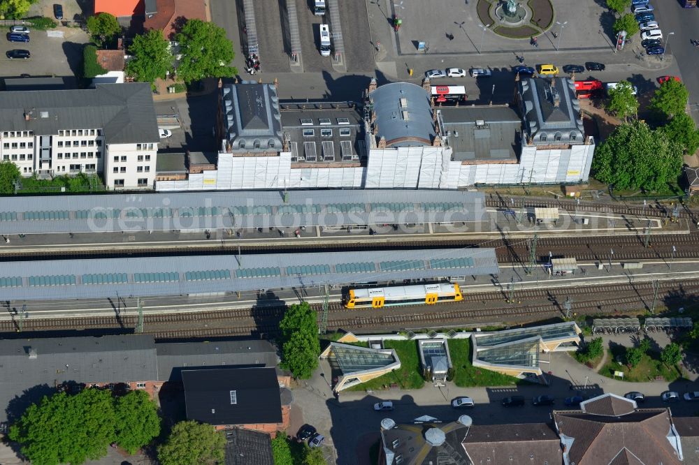 Aerial image Schwerin - Track progress and building of the main station of the railway in Schwerin in the state Mecklenburg - Western Pomerania