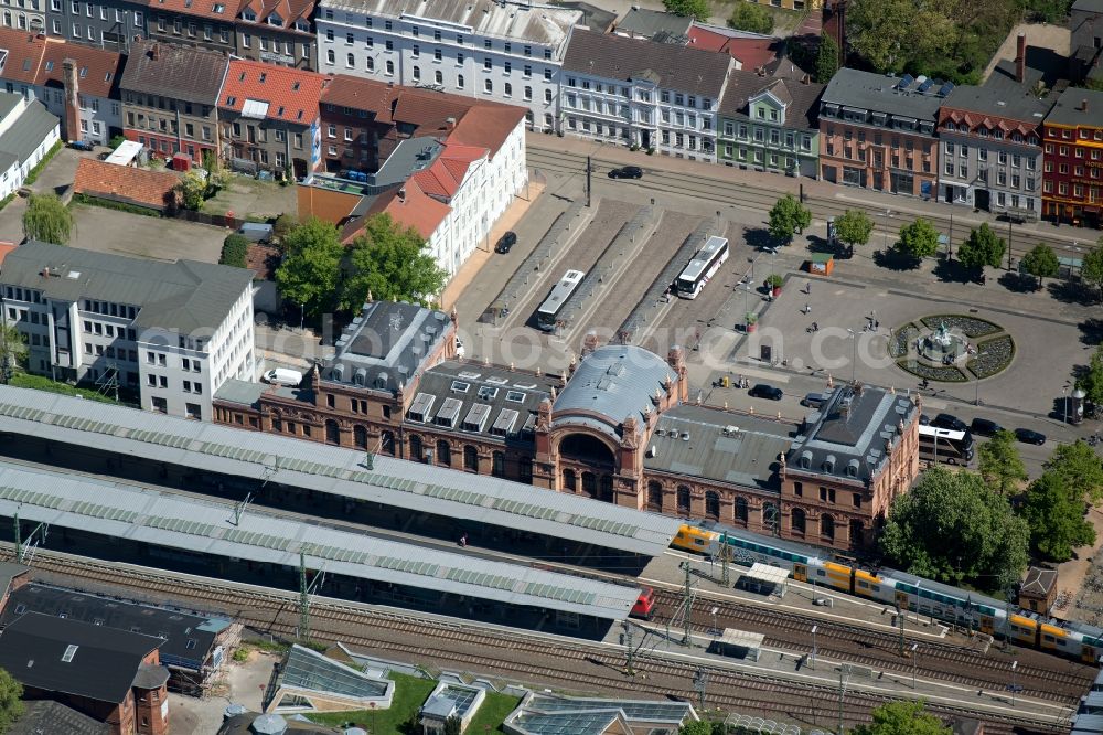 Aerial photograph Schwerin - Track progress and building of the main station of the railway in Schwerin in the state Mecklenburg - Western Pomerania, Germany