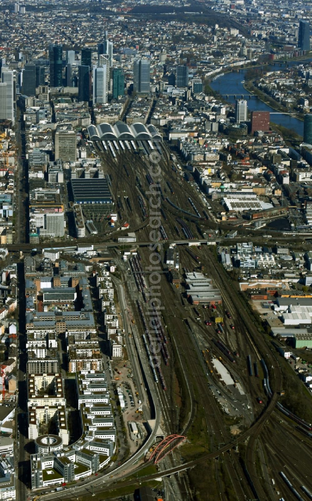 Aerial image Frankfurt am Main - Track and building of the central station of the Deutsche Bahn in front of the high-rise tower skyline in Frankfurt am Main in the state of Hesse