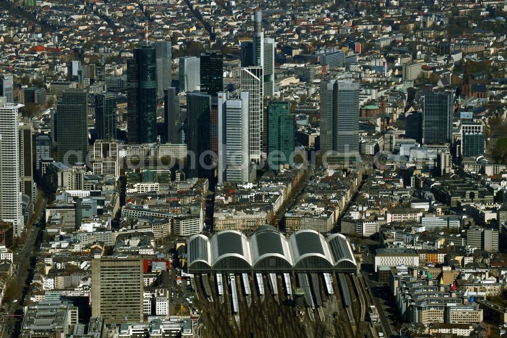 Aerial photograph Frankfurt am Main - Track and building of the central station of the Deutsche Bahn in front of the high-rise tower skyline in Frankfurt am Main in the state of Hesse
