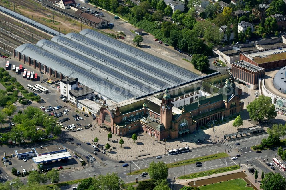 Aerial image Wiesbaden - Track progress and building of the main station of the railway in Wiesbaden in the state Hesse, Germany