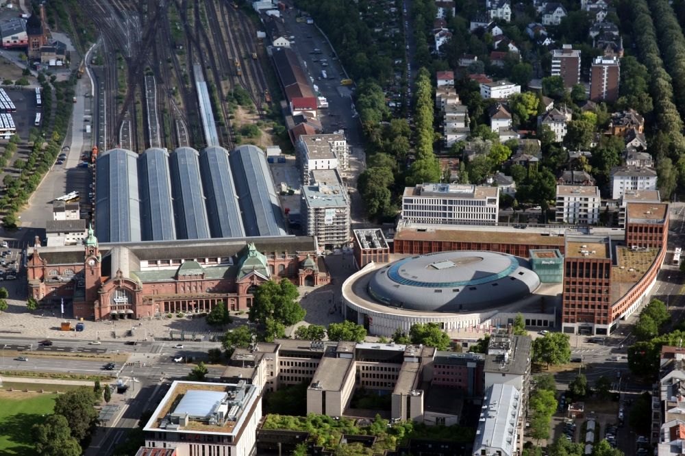 Aerial image Wiesbaden - Track progress and building of the main station of the railway in Wiesbaden in the state Hesse, Germany. To the right of this is the Liliencare shopping center