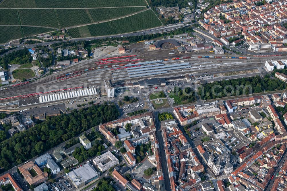 Aerial photograph Würzburg - Track progress and building of the main station of the railway in the district Altstadt in Wuerzburg in the state Bavaria, Germany