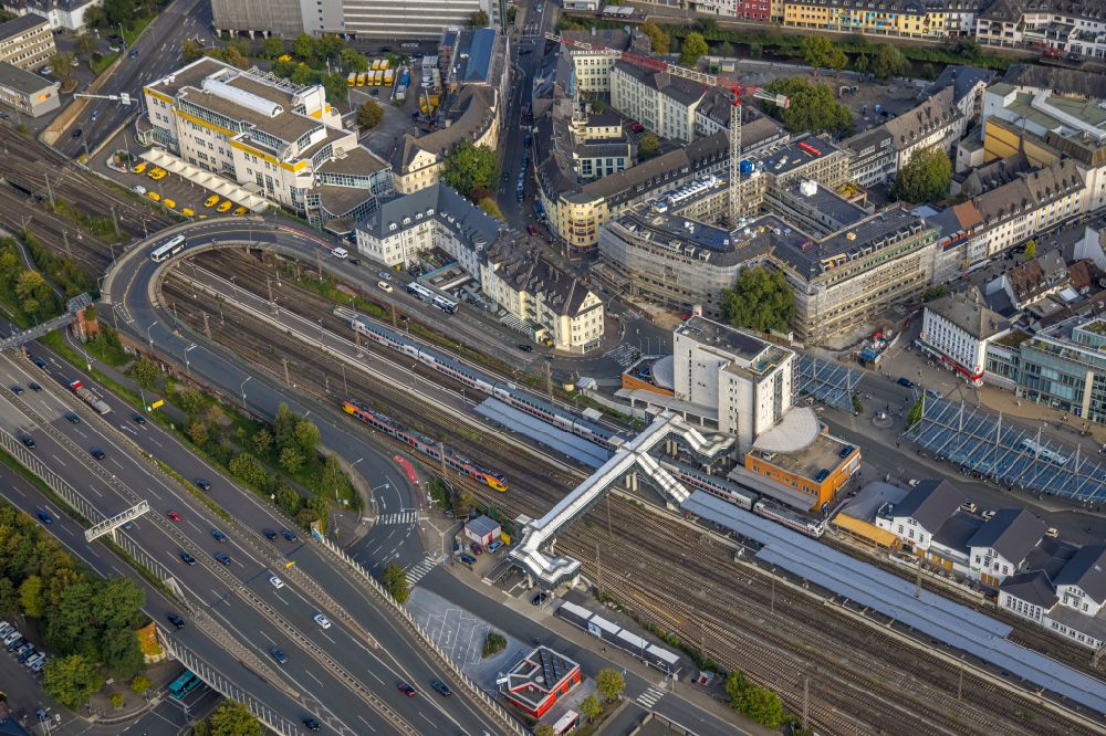 Aerial photograph Siegen - Track progress and building of the main station of the railway in the district Fischbacherberg in Siegen on Siegerland in the state North Rhine-Westphalia, Germany