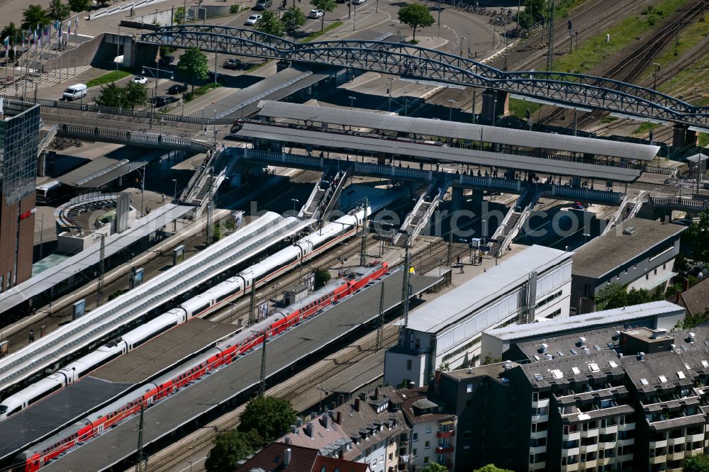 Aerial photograph Freiburg im Breisgau - Track progress and building of the main station of the railway in the district Altstadt in Freiburg im Breisgau in the state Baden-Wurttemberg, Germany