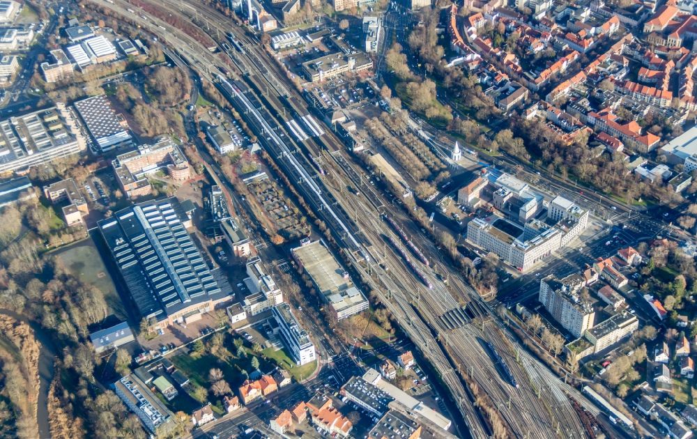 Aerial photograph Göttingen - Track progress and building of the main station of the railway in Goettingen in the state Lower Saxony, Germany