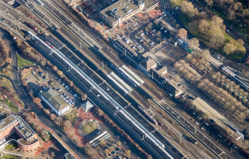 Göttingen from above - Track progress and building of the main station of the railway in Goettingen in the state Lower Saxony, Germany