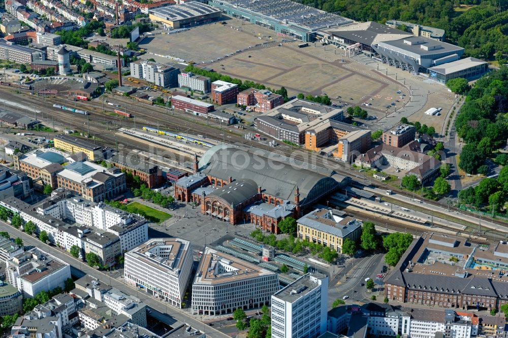 Aerial image Bremen - Track progress and building of the main station of the railway Hertz Central Station Bremen on Bahnhofsplatz in the district Bahnhofsvorstadt in Bremen, Germany