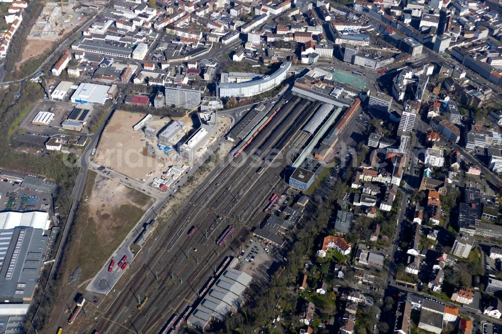Aerial image Kassel - Track progress and building of the main station Kassel of the railway in the district Mitte in Kassel in the state Hesse, Germany