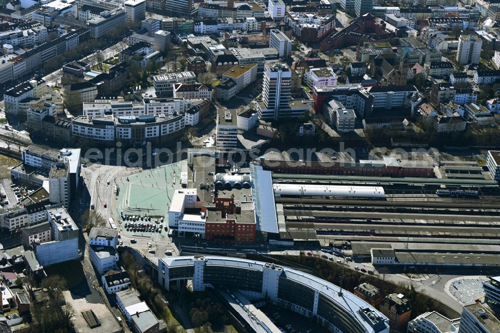 Kassel from the bird's eye view: Track progress and building of the main station Kassel of the railway in the district Mitte in Kassel in the state Hesse, Germany