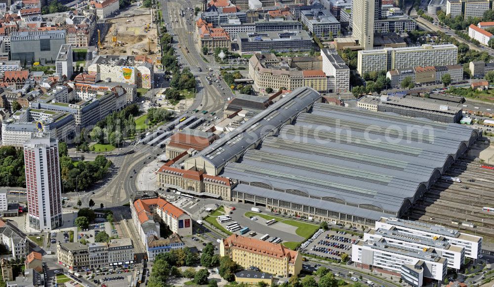 Aerial photograph Leipzig - Blick auf den Leipziger Hauptbahnhof. Er ist mit einer Grundfläche von 83.640 Quadratmetern der flächenmäßig größte Kopfbahnhof Europas. Im Hintergrund das historische Stadtzentrum und die Fläche des Bauprojekts Höfe am Brühl . View of the Leipzig Central Station.