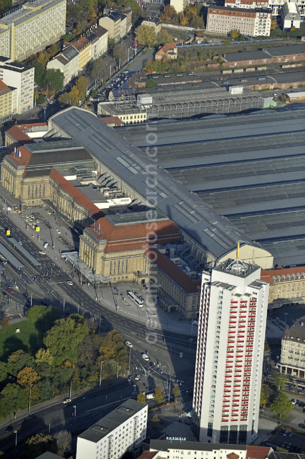 Aerial image Leipzig - Der Hauptbahnhof Leipzig mit dem Einkaufszentrum in den Promenaden des Bahnhofs und das Wintergartenhochhaus. The main station of Leipzig with the Promenade shopping center and the Wintergartenhochhaus.