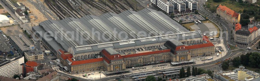 Aerial image Leipzig - Blick auf den Leipziger Hauptbahnhof und das Einkaufszentrum in den Promenaden des Bahnhofs. Der Hauptbahnhof Leipzig ist mit einer Grundfläche von 83.640 qm der flächenmäßig größte Kopfbahnhof Europas. Der Bahnhof wurde in der zweiten Hälfte der 1990er Jahre umfassend saniert. Dabei wurde ein Einkaufszentrum mit zwei Tiefgeschossen eingerichtet. Es beherbergt auf drei Ebenen mit ca. 30.000 qm mehr als 140 Geschäfte. Der Umbau wurde von der ECE-Gruppe konzipiert, welche auch das Einkaufszentrum verwaltet. View of the Leipzig Central Station and the shopping center in the walkways to the station.
