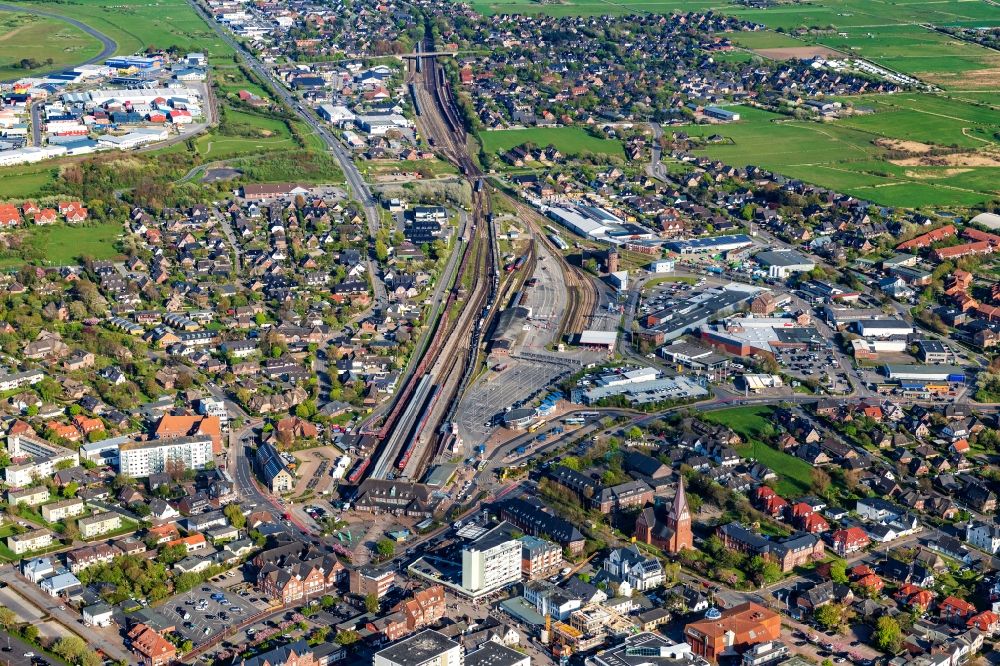 Aerial photograph Westerland - Track progress and building of the main station of the railway in the district Westerland on Island Sylt in the state Schleswig-Holstein, Germany