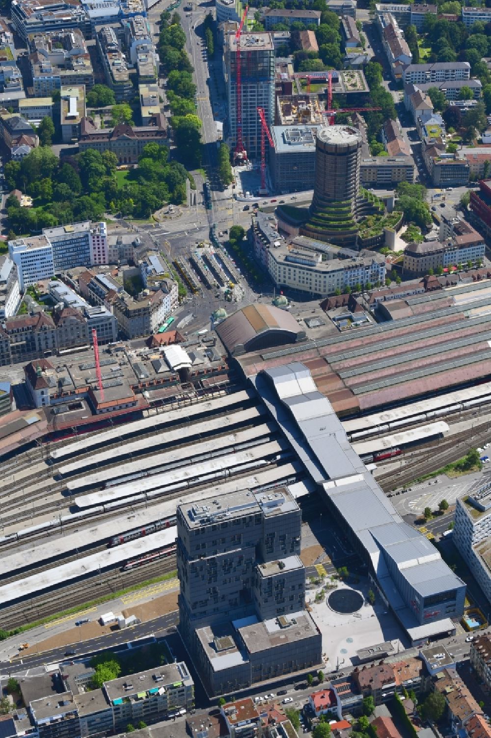 Basel from the bird's eye view: Track progress and building of the main station of the railway of SBB in the district Gundeldingen in Basel, Switzerland