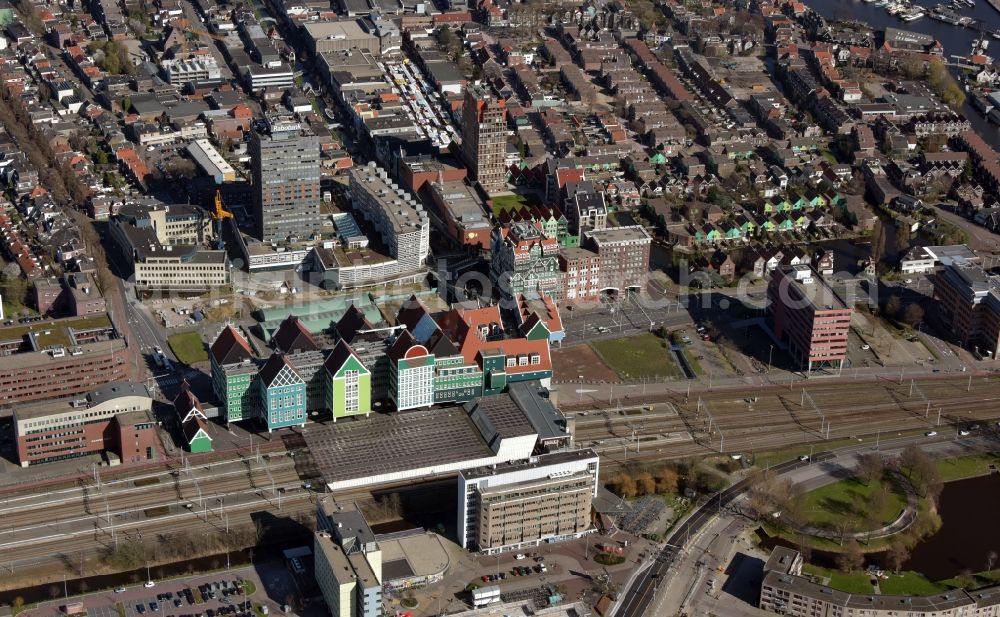 Zaandam from the bird's eye view: Track progress and building of the main station of the railway in the district Westelijk Havengebied in Zaandam in Noord-Holland, Netherlands