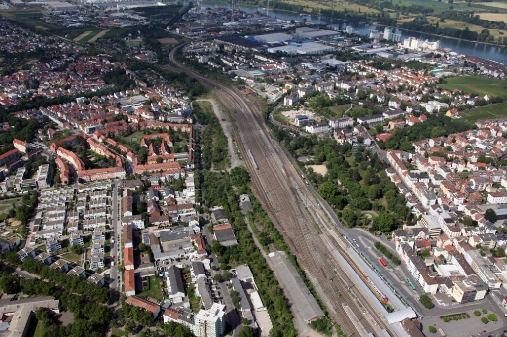 Aerial photograph Worms - Track progress and building of the main station of the railway in Worms in the state Rhineland-Palatinate, Germany