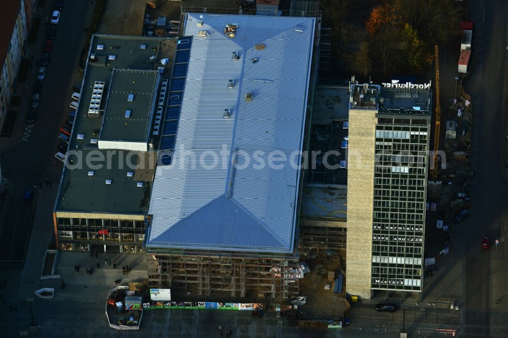 Aerial photograph Neubrandenburg - Building Haus der Kultur und Bildung HKB with associated office tower. The building is under renovation. In addition to the retail space is located a store of H & M Fashion chain. In Neubrandenburg in Mecklenburg-Vorpommern