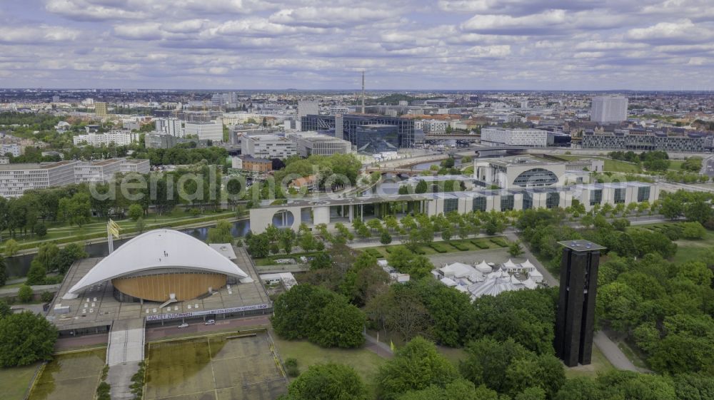 Aerial photograph Berlin - The House of World Cultures is a place in Berlin-Tiergarten for the international contemporary arts and a forum for current developments and discourses. Housed in the Congress Hall (also known as pregnant oyster) it is presenting artistic productions from around the world, with special attention to non-European cultures and societies