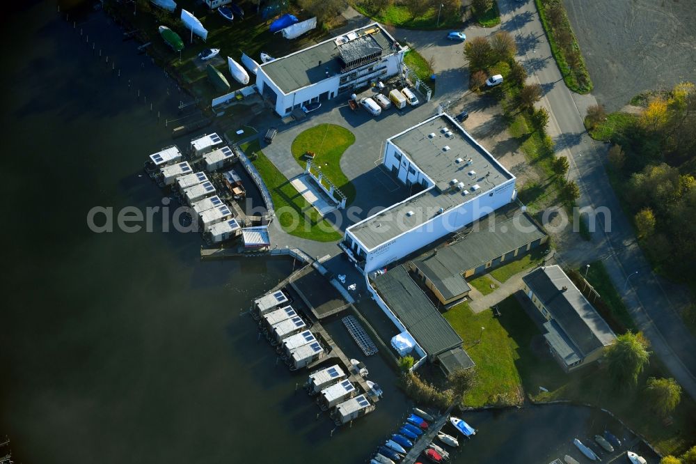 Aerial image Brandenburg an der Havel - House boat berths and moorings on the shore area of Marina Nieofhavel on Wiesenweg in Brandenburg an der Havel in the state Brandenburg, Germany