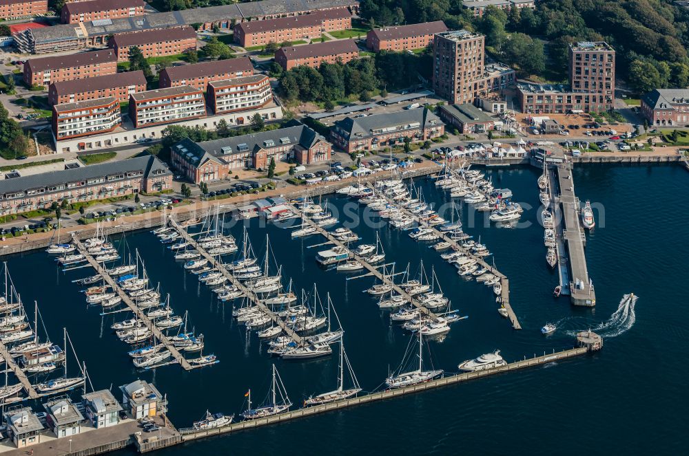 Flensburg from the bird's eye view: Houseboat moorings and berths in the marina Sonwik in the district Muerwik in Flensburg in the state Schleswig-Holstein, Germany