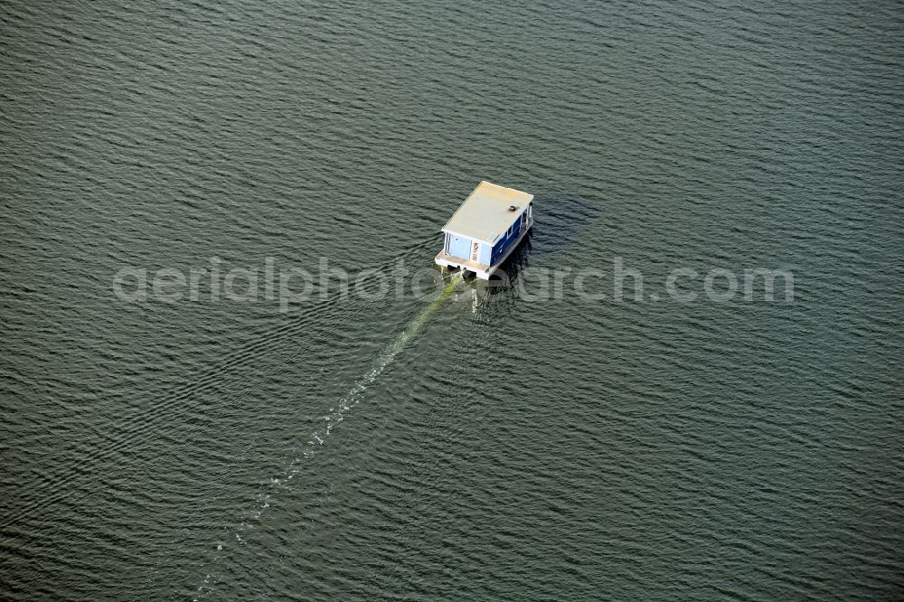 Aerial photograph Neuendorf - Houseboat in motion on the water surface on Breitlingsee in Neuendorf in the state Brandenburg, Germany