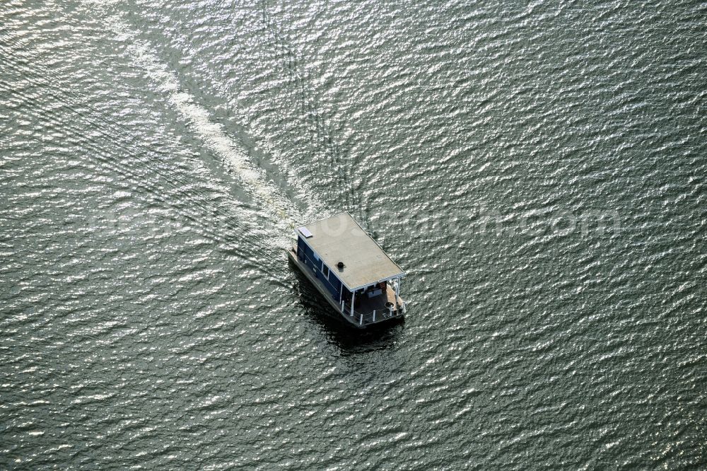 Aerial image Neuendorf - Houseboat in motion on the water surface on Breitlingsee in Neuendorf in the state Brandenburg, Germany