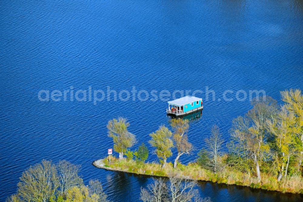 Neuendorf from the bird's eye view: Houseboat in motion on the water surface on Breitlingsee in Neuendorf in the state Brandenburg, Germany