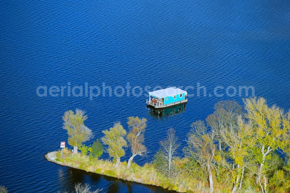 Aerial image Neuendorf - Houseboat in motion on the water surface on Breitlingsee in Neuendorf in the state Brandenburg, Germany