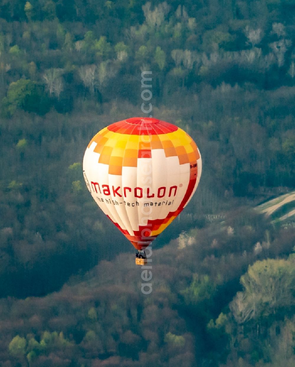Aerial photograph Rust - Hot air balloon beim Europa-Park Ballon Festival flying over the airspace in Rust in the state Baden-Wurttemberg, Germany