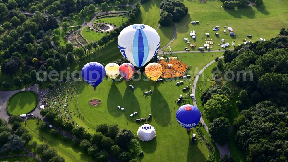 Bonn from the bird's eye view: Hot air balloon over the Rheinaue flying over the airspace in the district Hochkreuz in Bonn in the state North Rhine-Westphalia, Germany