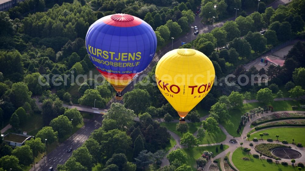 Aerial photograph Bonn - Hot air balloon over the Rheinaue flying over the airspace in the district Hochkreuz in Bonn in the state North Rhine-Westphalia, Germany