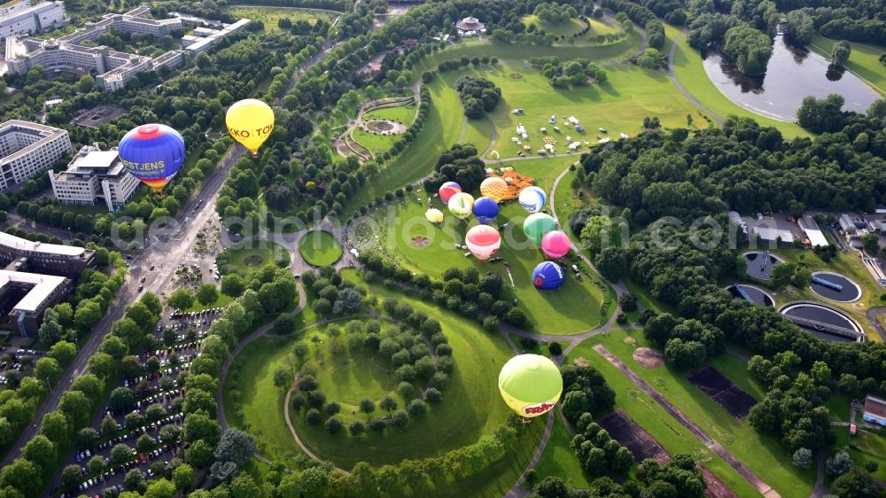 Bonn from the bird's eye view: Hot air balloon over the Rheinaue flying over the airspace in the district Hochkreuz in Bonn in the state North Rhine-Westphalia, Germany