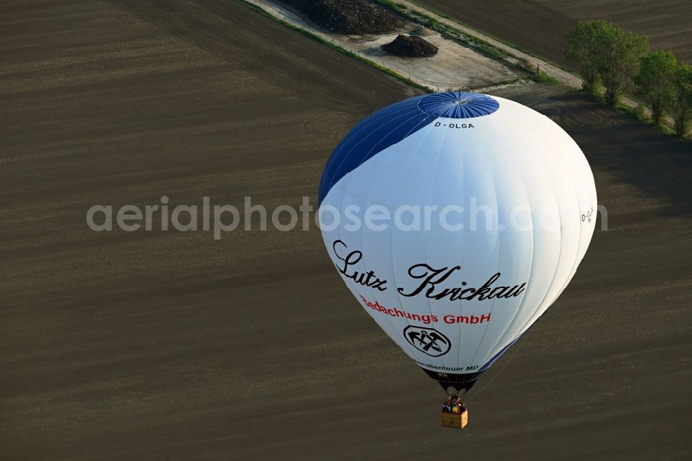 Aerial photograph Hohendodeleben - Hot air balloon D-OLGA flying over the airspace in Hohendodeleben in the state Saxony-Anhalt, Germany