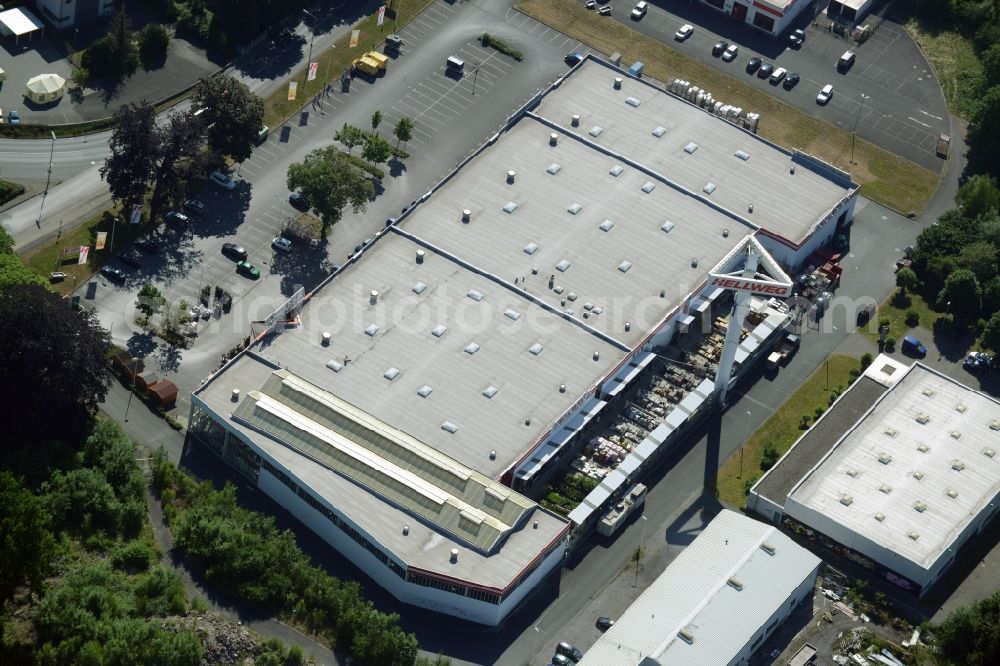 Aerial photograph Menden (Sauerland) - Hellweg hardware store in Menden (Sauerland) in the state North Rhine-Westphalia. The specialised market and hardware store with its large halls and parking lot is located in a small commerce area in the Northwest of the town centre