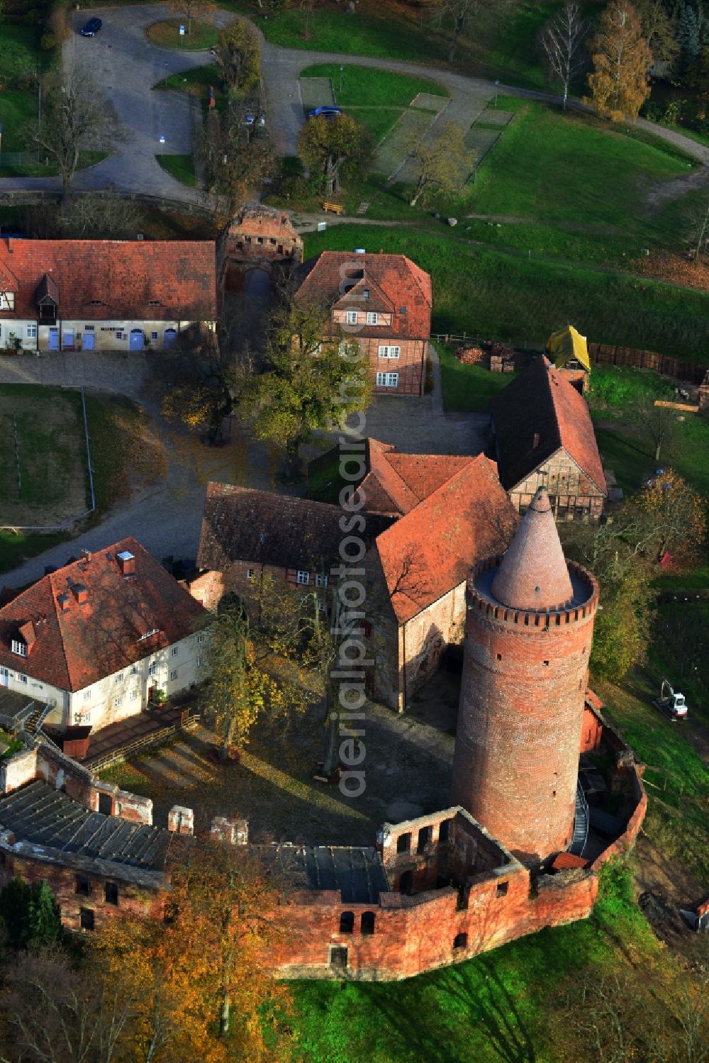 Aerial photograph Burg Stargard - Autumn scenery at the Burg Stargard in the state of Mecklenburg-Western Pomerania. The landmark of the city of the same name is the oldest secular building in Mecklenburg - Western Pomerania and the northernmost preserved hilltop castle in Germany