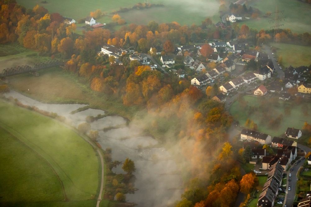 Aerial photograph Hattingen - Curved loop of the riparian zones on the course of the river Ruhrbogen in Hattingen in the state North Rhine-Westphalia