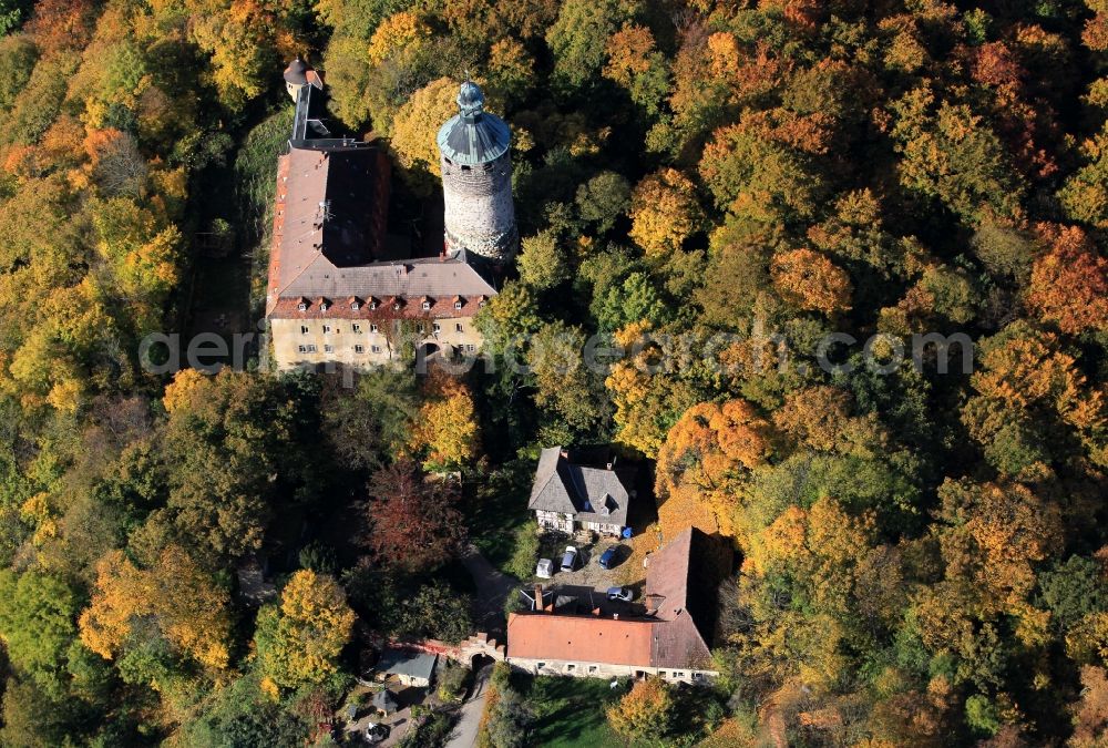 Aerial photograph Tonndorf - View of autumn colored trees around the Castle Tonndorf at Tonndorf in Thuringia