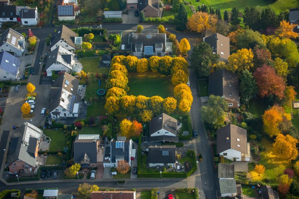 Witten from the bird's eye view: Autumnal trees on a square garden in a residential area in the South of Witten in the state of North Rhine-Westphalia. The residential area consists of single family houses and small gardens