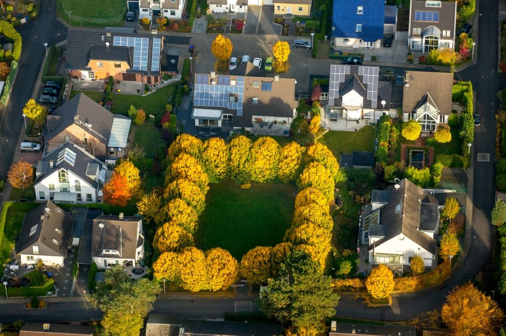 Aerial image Witten - Autumnal trees on a square garden in a residential area in the South of Witten in the state of North Rhine-Westphalia. The residential area consists of single family houses and small gardens
