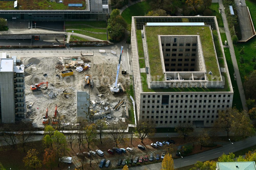 Aerial photograph München - Autumn discolored vegetation demolition and dismantling of the former high-rise building of the tax office on Deroystrasse in the district of Maxvorstadt in Munich in the state Bavaria, Germany