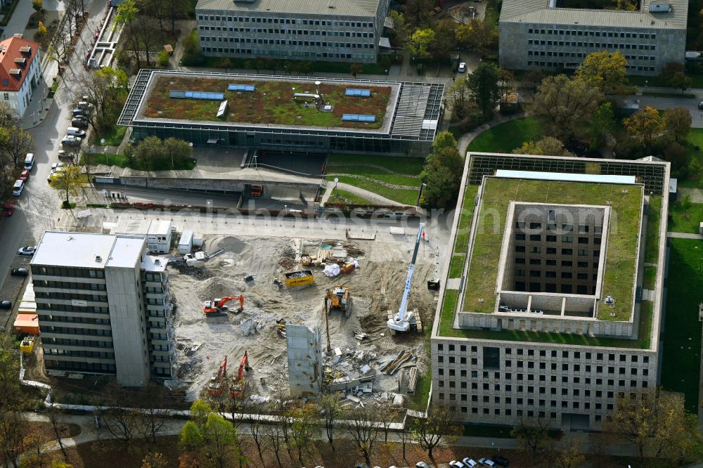 München from above - Autumn discolored vegetation demolition and dismantling of the former high-rise building of the tax office on Deroystrasse in the district of Maxvorstadt in Munich in the state Bavaria, Germany