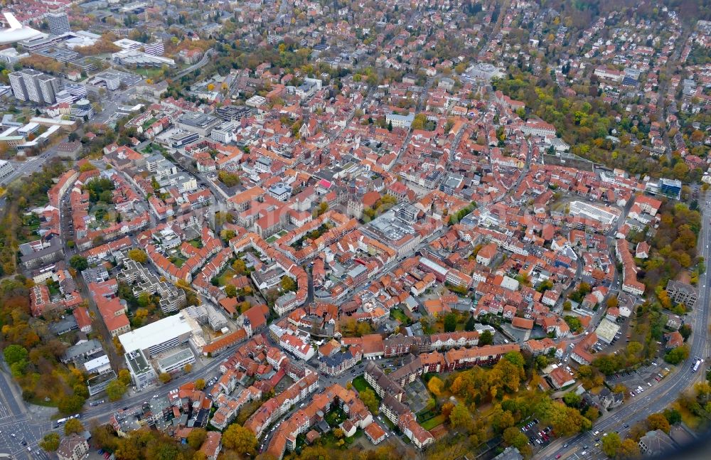 Aerial photograph Göttingen - Autumnal discolored vegetation view old Town area and city center in Goettingen in the state Lower Saxony, Germany