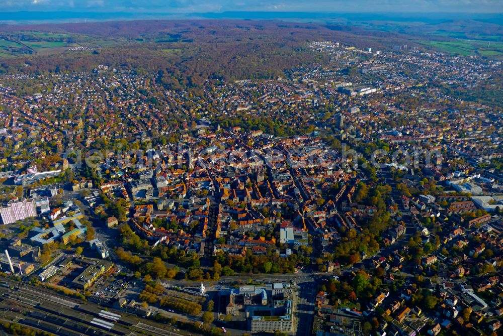 Aerial image Göttingen - Autumnal discolored vegetation view old Town area and city center in Goettingen in the state Lower Saxony, Germany