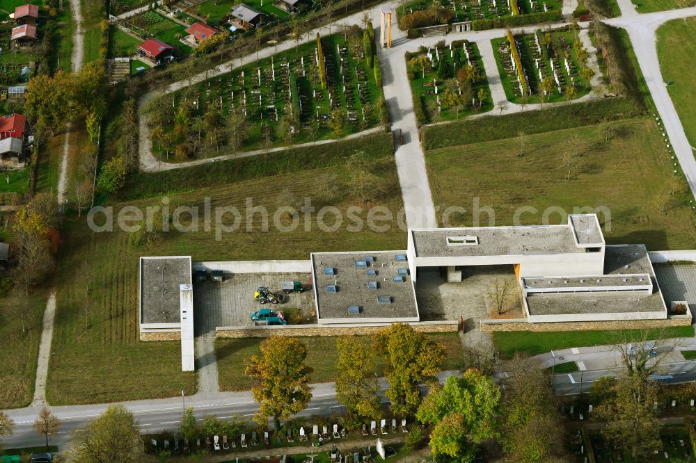 Aerial photograph München - Autumnal discolored vegetation view grave rows on the grounds of the cemetery on street Am Mitterfeld in the district Trudering-Riem in Munich in the state Bavaria, Germany