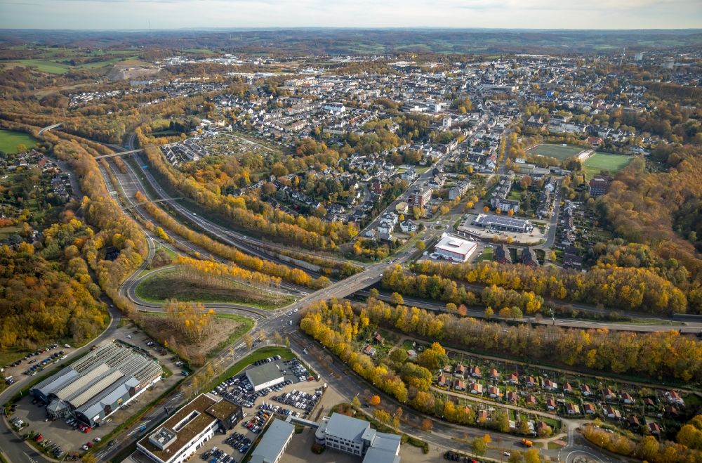 Velbert from above - Autumnal discolored vegetation view Routing and traffic lanes during the highway exit and access the motorway A 44 on triangel Velbert-Nord in Velbert in the state North Rhine-Westphalia, Germany
